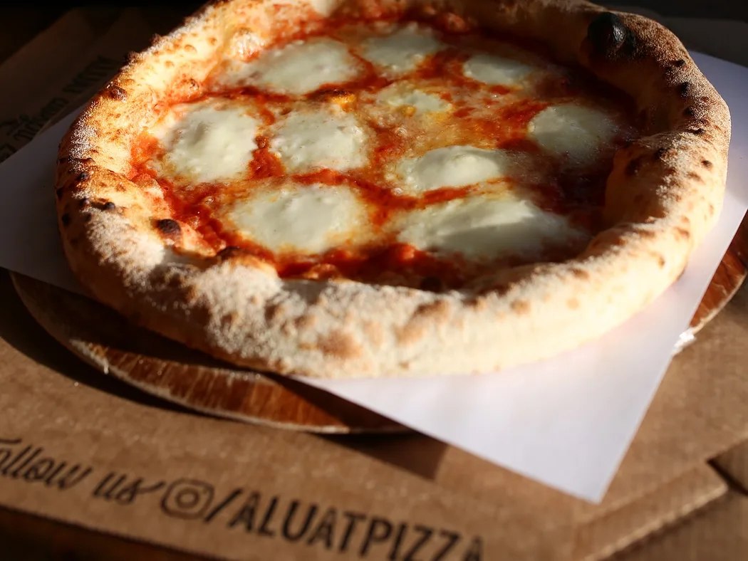Cornicione aerat de pizza napoletană cu mozzarella di bufala