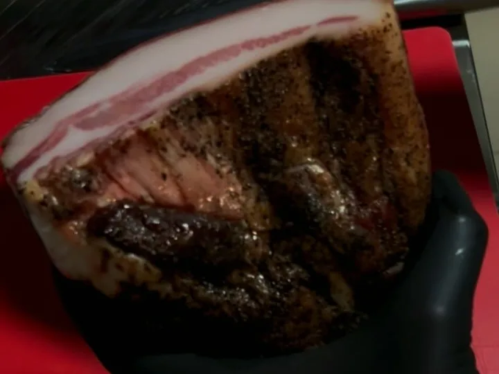 Guanciale feliat în bucătăria A’luat