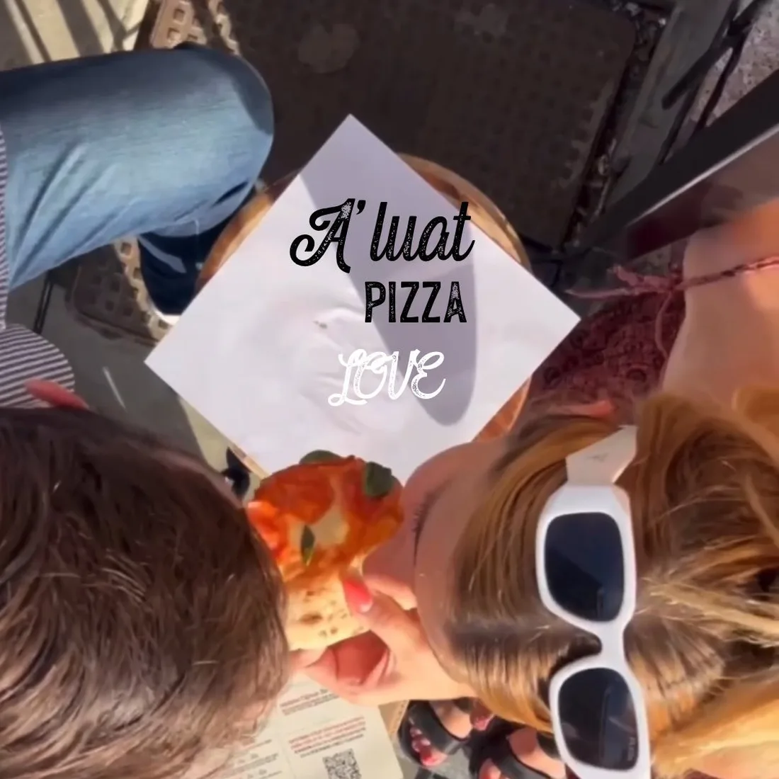 Prieteni împărțind o pizza A’luat deasupra cutiei