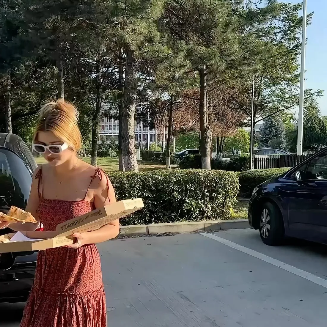 Client plecând cu pizza la pachet