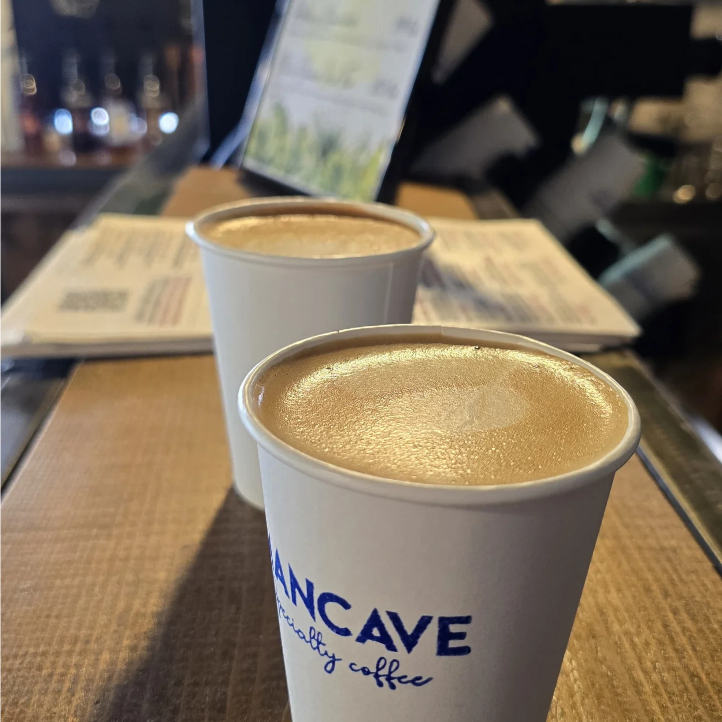 Cafea proaspătă în căni MANCAVE
