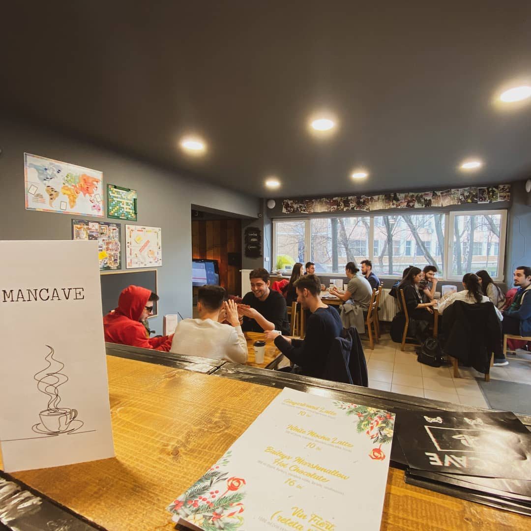 Sala MANCAVE plină de oameni într-o seară de boardgames