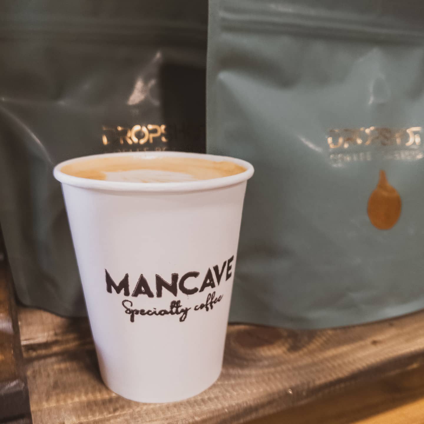 Cafea la pachet MANCAVE lângă pungi de cafea Dropshot