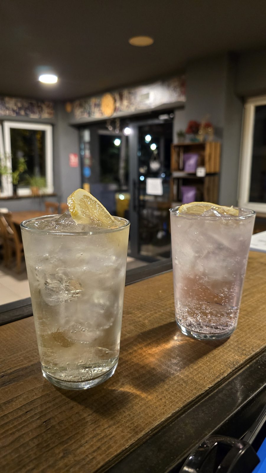 Două pahare cu gin tonic și felie de lămâie