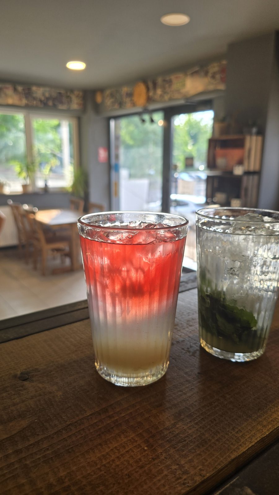 Limonadă în straturi și mojito pe barul MANCAVE