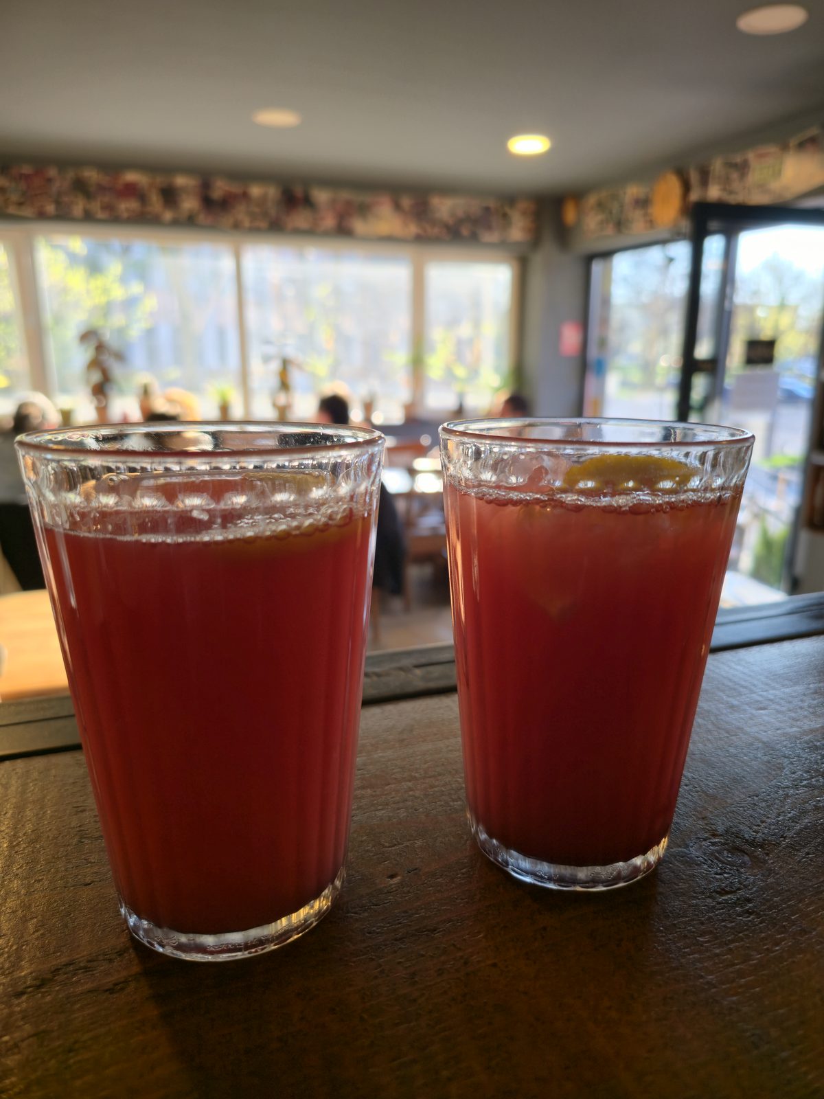 Două limonade roz cu felii de lămâie, la barul MANCAVE