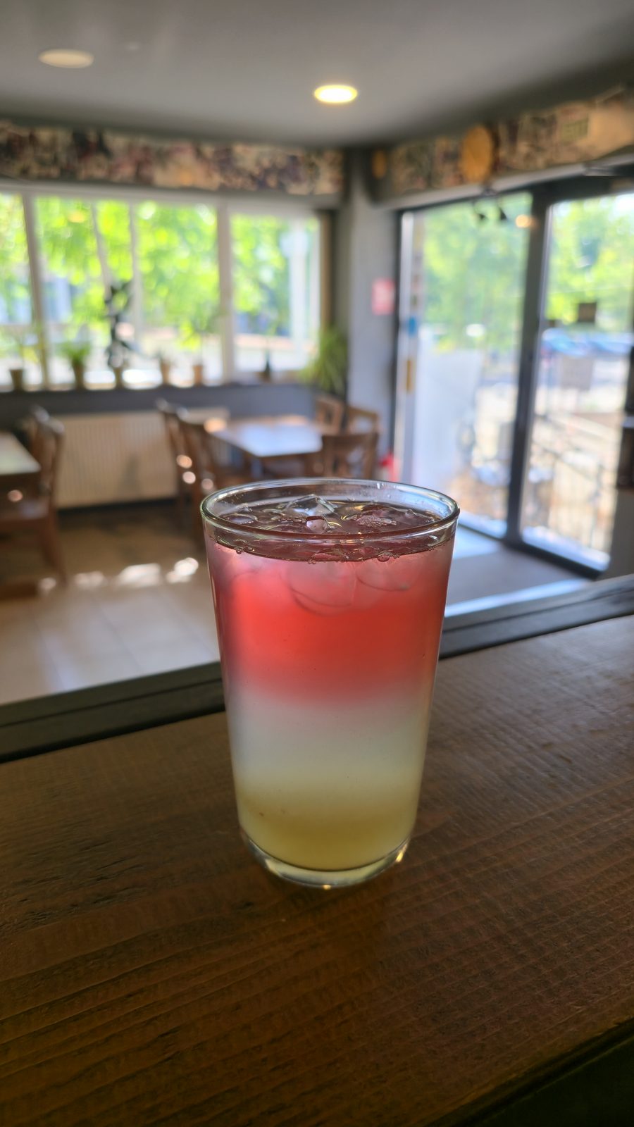 Limonadă în straturi colorate, pe bar