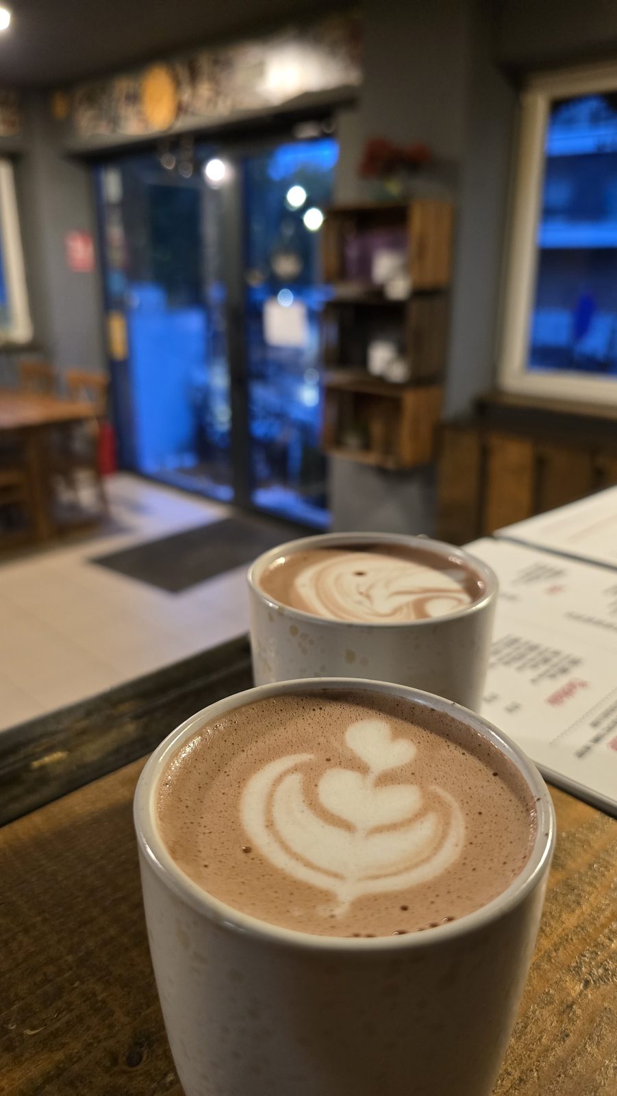 Două ciocolate calde cu latte art pe barul MANCAVE