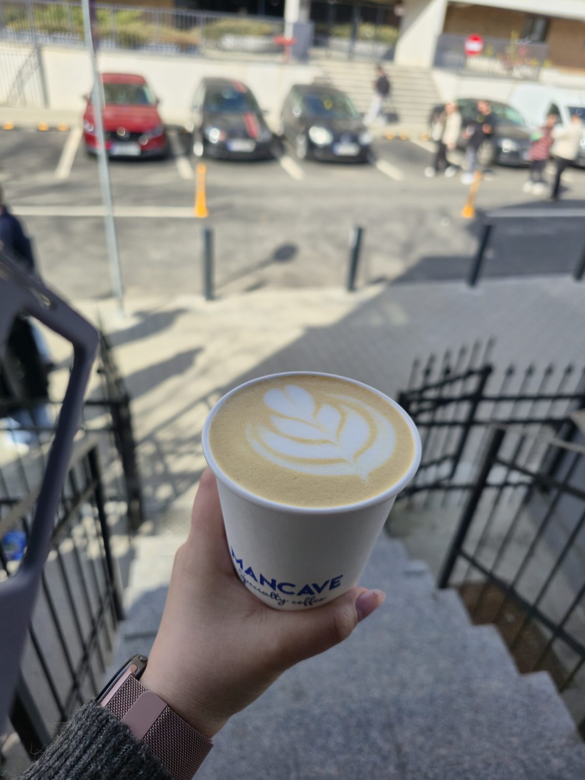 Cafea la pachet în pahar MANCAVE, pe treptele localului