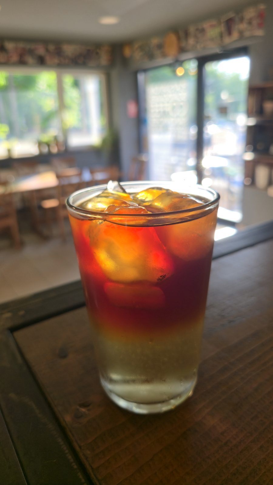 Cold brew tonic cu gheață, în lumina ferestrei