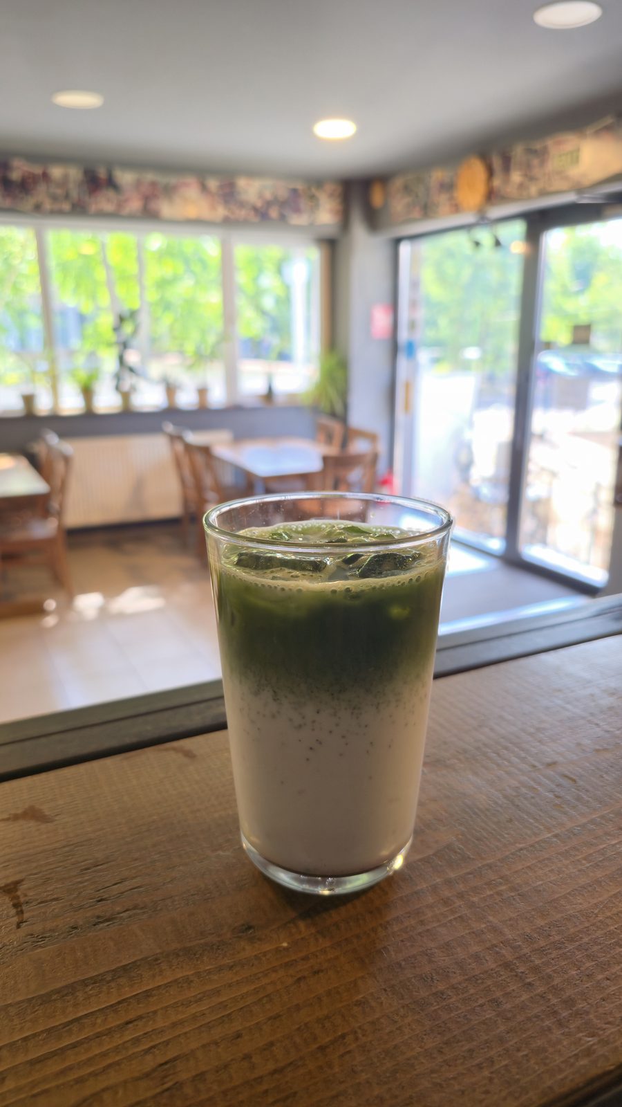 Iced matcha latte cu straturi verde și alb